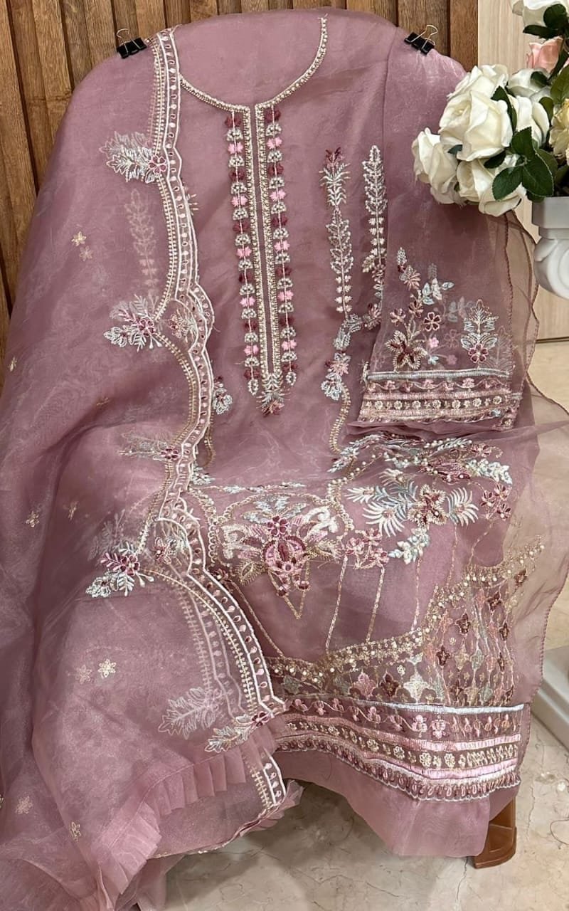 Mistri Vol 1 Mehbbob Tex Organza Pakistani Salwar Suits