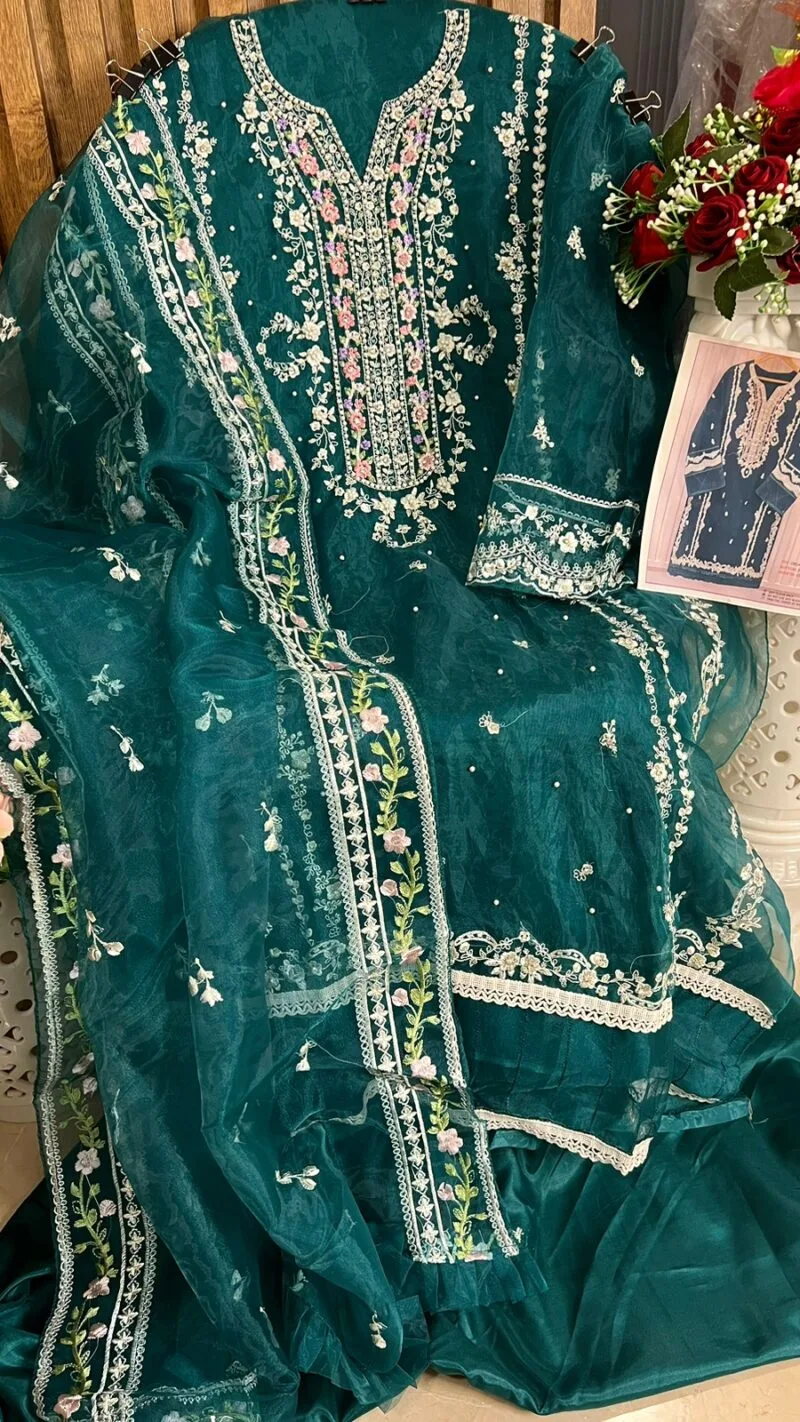 Pakistani Actress In Suit