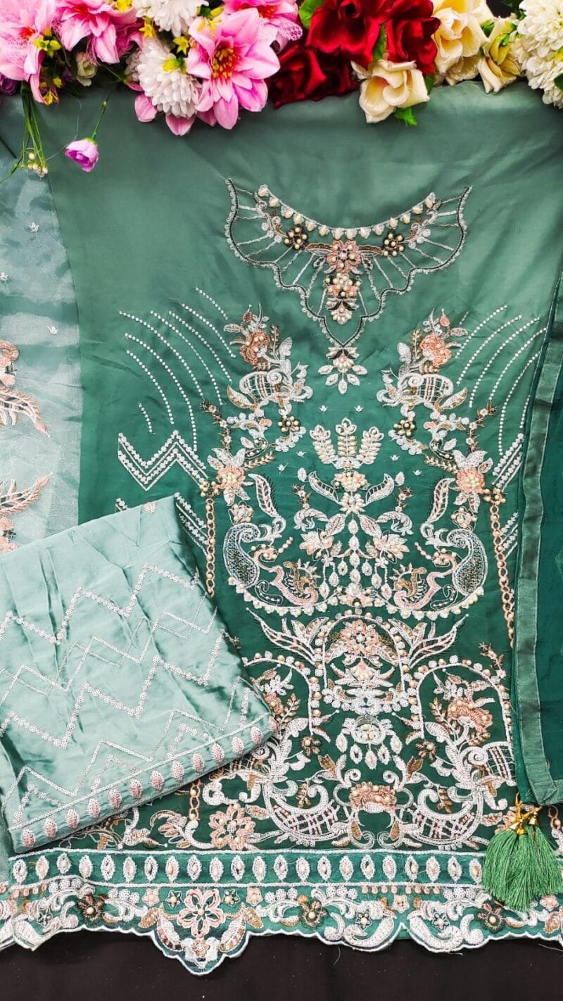 Pakistani Suits Designs 2023